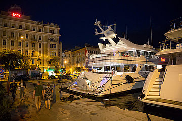 Kroatien  Rijeka - Luxusyachten im Yachthafen beim Stadtzentrum
