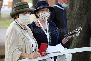 Dresden  Deutschland  Frauen mit Hut tragen auf der Galopprennbahn aufgrund der Coronapandemie einen Mund-Nasen-Schutz