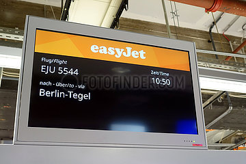 Berlin  Deutschland  Anzeigetafel der Fluggesellschaft easyJet im Terminal C des Flughafen Berlin-Tegel