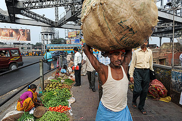 Kolkata (Kalkutta)  Indien  Strassenmarkt mit Menschen und Verkehr auf der Howrah Bridge