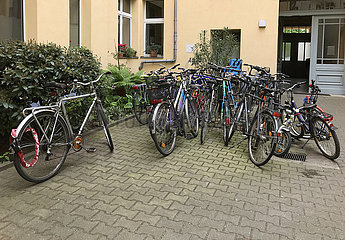 Berlin  Deutschland  Fahrraeder sind im Innenhof eines Wohnhauses abgestellt