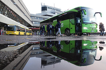 Berlin  Deutschland  BVG-Bus der Linie TXL und Flixbus vor dem Terminal des Flughafen Berlin-Tegel