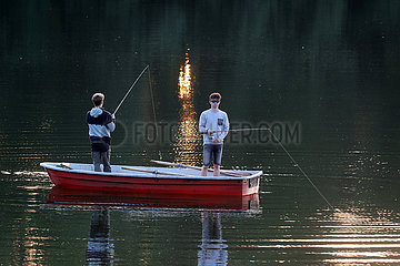 Dranse  Deutschland  Jugendliche in einem Boot angeln am Abend in einem See