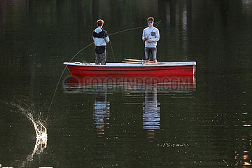 Dranse  Deutschland  Jugendliche in einem Boot angeln am Abend in einem See