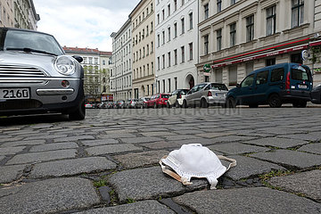 Berlin  Deutschland  Atemschutzmaske liegt auf einer Strasse