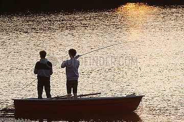 Dranse  Deutschland  Jugendliche in einem Boot angeln bei Sonnenuntergang in einem See