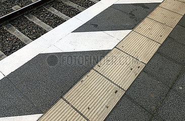 Berlin  Deutschland  Blindenleitstreifen und Abstandsmarkierungen auf einem Bahnsteig