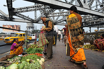 Kolkata (Kalkutta)  Indien  Strassenmarkt mit Menschen und Verkehr auf der Howrah Bridge
