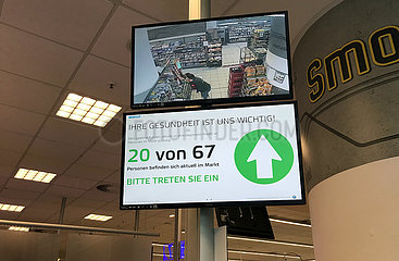 Berlin  Deutschland  Auswirkungen der Coronapandemie: Automatische Kundenzaehlung am Eingang eines Supermarktes