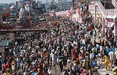 Haridwar  Indien  Pilger am Ufer des heiligen Ganges waehrend der Kumbh Mela