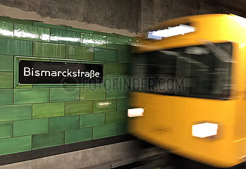 Berlin  Deutschland  U Bahn der Linie 7 faehrt in den Bahnhof Bismarckstrasse ein