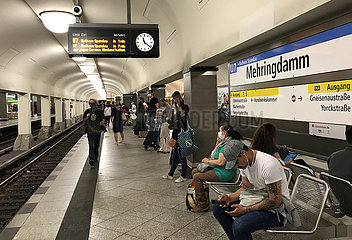 Berlin  Deutschland  Menschen warten auf einem Bahnsteig des U-Bahnhof Mehringdamm auf die U-Bahn