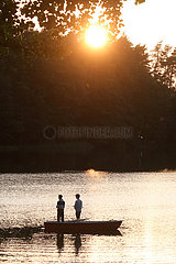 Dranse  Deutschland  Jugendliche in einem Boot angeln bei Sonnenuntergang in einem See