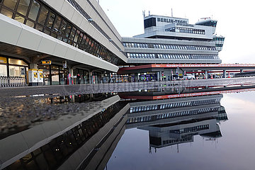 Berlin  Deutschland  Terminal des Flughafen Berlin-Tegel spiegelt sich in einer Pfuetze