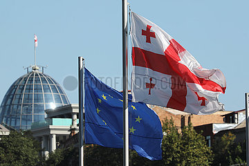 Tiflis  Georgien  Nationalfahne von Georgien und die Europafahne