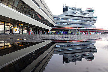 Berlin  Deutschland  Terminal des Flughafen Berlin-Tegel spiegelt sich in einer Pfuetze