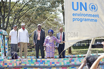 KENIA-NAIROBI-recycelter Kunststoff BOOT-THE FLIPFLOPI-VOYAGE