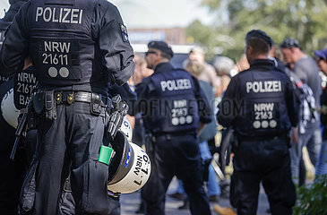 NRW Polizei im Einsatz bei Anti-Corona Demonstration  Duesseldorf  Nordrhein-Westfalen  Deutschland