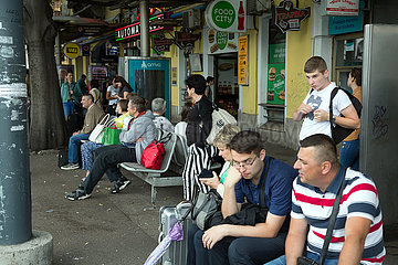 Kroatien  Rijeka - Menschen warten am Busbahnhof  der zu arriva (DB) gehoert
