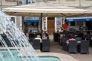 Kroatien  Rijeka - Strassencafe an einem Brunnen in der Innenstadt