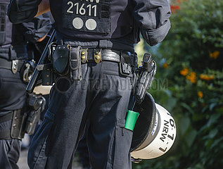 NRW Polizei im Einsatz bei Anti-Corona Demonstration  Duesseldorf  Nordrhein-Westfalen  Deutschland