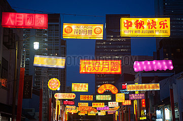 Singapur  Republik Singapur  Bunt leuchtende Lampions zum Mittherbstfest in Chinatown