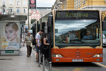 Kroatien  Rijeka - Linienbus an Haltestelle