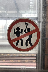 Berlin  Deutschland  Schild - Menschen toeten verboten -