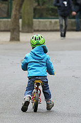 Berlin  Deutschland  Kleinkind faehrt mit einem Laufrad auf einem Gehweg