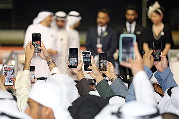 Dubai  Vereinigte Arabische Emirate  Menschen fotografieren mit ihren Smartphones
