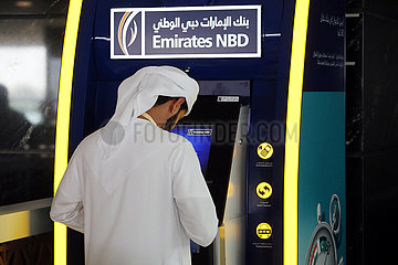 Dubai  Vereinigte Arabische Emirate  Einheimischer an einem Bankautomaten der Emirates NBD