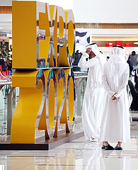 Dubai  Vereinigte Arabische Emirate  Maenner in Landestracht stehen vor einem Werbeaufsteller fuer die Expo 2020. Diese Weltausstellung wird im Jahr 2020 in Dubai ab dem 20. Oktober veranstaltet