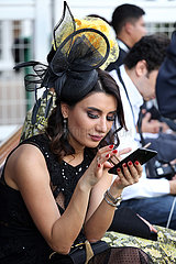 Dubai  Fashion  woman dressed well for the raceday