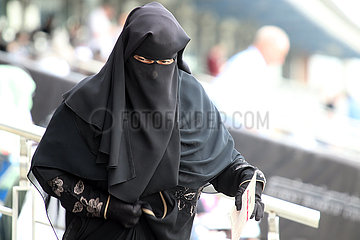 Dubai  Vereinigte Arabische Emirate  Einheimische Frau traegt einen Niqab