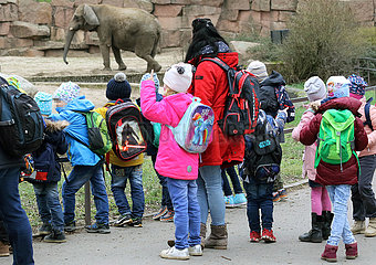 Berlin  Deutschland  Kindergartengruppe bei einem Ausflug im Tierpark Berlin