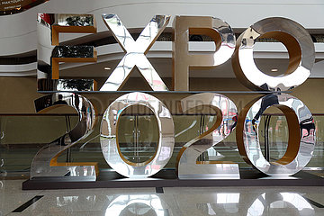 Dubai  Vereinigte Arabische Emirate  Werbeaufsteller fuer die Expo 2020