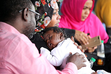 Dubai  Vereinigte Arabische Emirate  Baby schlaeft auf dem Bauch seiner Mutter