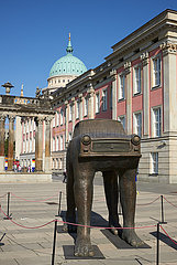 Potsdam  Brandenburg  Deutschland - Die Skulptur Quo Vadis von David Cerny vor dem Landtag von Brandenburg.