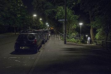 Nachhauseweg  dunkle Strasse bei Nacht  Muenchen  21.09.2020
