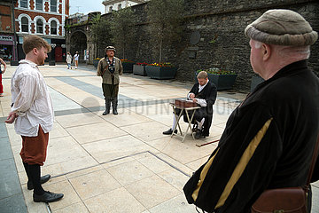 Grossbritannien  Derry - Laiendarsteller zeigen wie ein Gerichtsverfahren im Mittelalter ausgesehen haben koennte
