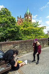 Grossbritannien  Derry - Jugendliche in Punkoutfit auf der historischen Stadtmauer (Derry Walls) in der Altstad  hinten das Rathaus  The Guildhall