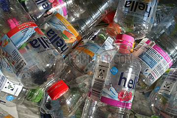Berlin  Deutschland  leere Getraenkeflaschen aus Plastik