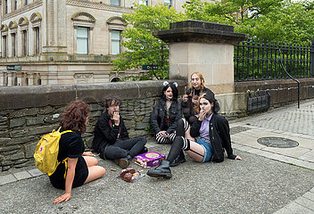 Grossbritannien  Derry - Jugendliche in Punkoutfit in der Altstadt  sitzend auf den Derry Walls  die historischne Stadtmauern