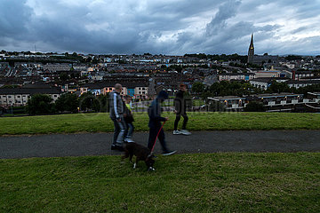 Grossbritannien  Derry - Katholischer Stadtteil Bogside  der eine besondere Rolle im Nordirlankonflikt spielt  Jugendliche mit Hund bei den Derry Walls