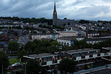 Grossbritannien  Derry - Katholischer Stadtteil Bogside  der eine besondere Rolle im Nordirlankonflikt spielt  im Bild St Eugene's Cathedral