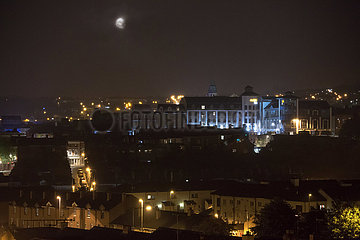 Grossbritannien  Derry - Nacht ueber dem katholischen Stadtteil Bogside
