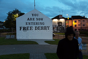Grossbritannien  Derry - Der Slogan YOU ARE NOW ENTERING FREE DERRY irischer  republikanischer Freiheitskaempfer als Mahnmal im Stadtteil Bogside