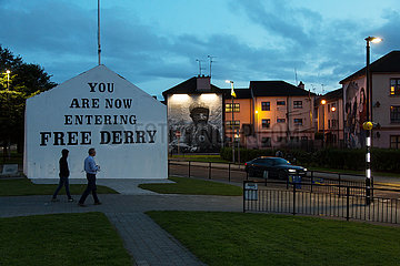 Grossbritannien  Derry - Der Slogan YOU ARE NOW ENTERING FREE DERRY irischer  republikanischer Freiheitskaempfer als Mahnmal im Stadtteil Bogside