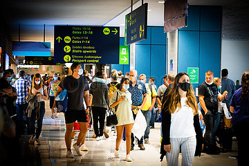 Reisende Touristen auf dem Flughafen Rhodos