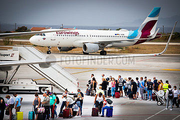 Reisende Touristen auf dem Flughafen Rhodos